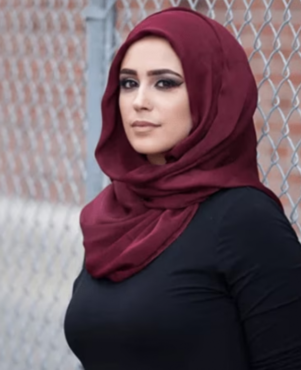 Hijab dengan aksen drapery di bagian depan